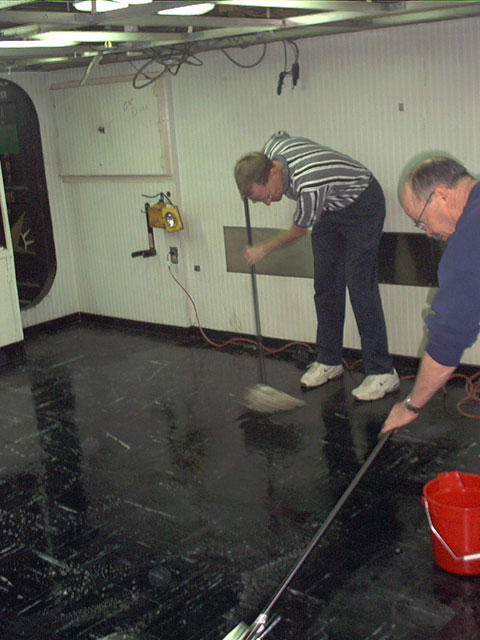USS Reagan CO Jim Symonds with swab. Get a close look... we may never see a Skipper with a swab again. ;)